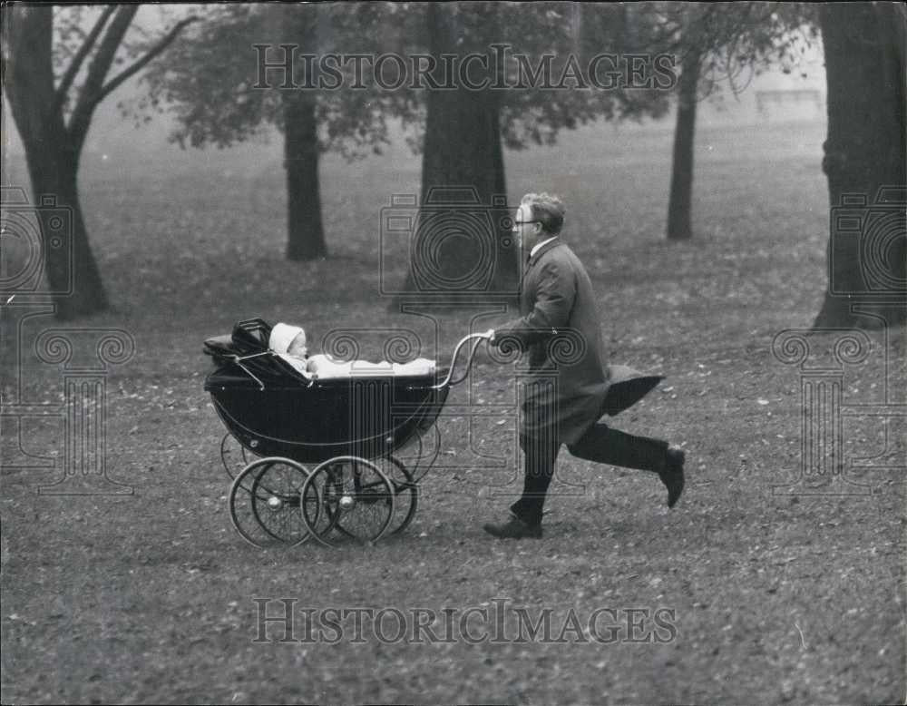 1964 Press Photo Albert Murray M.P. Gravesend Morning Spring Baby Catherine - Historic Images