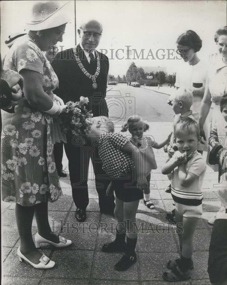 1970 Press Photo Queen Juliana Visiting Burger Weeshuis Orphan House - Historic Images