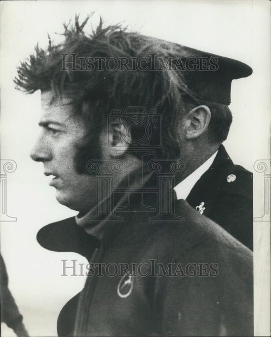 1970 Press Photo MAn in rubber suit in custody - Historic Images