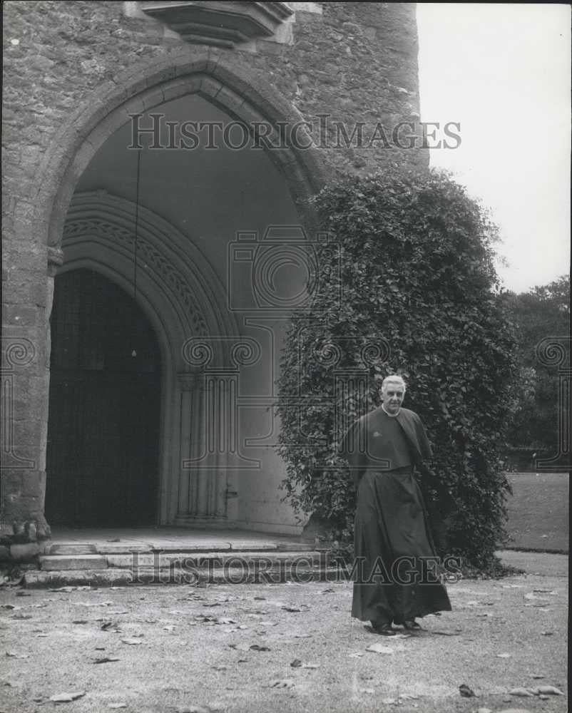 1961 Press Photo Bishop of Exeter Robert Cecil Hortimer - Historic Images