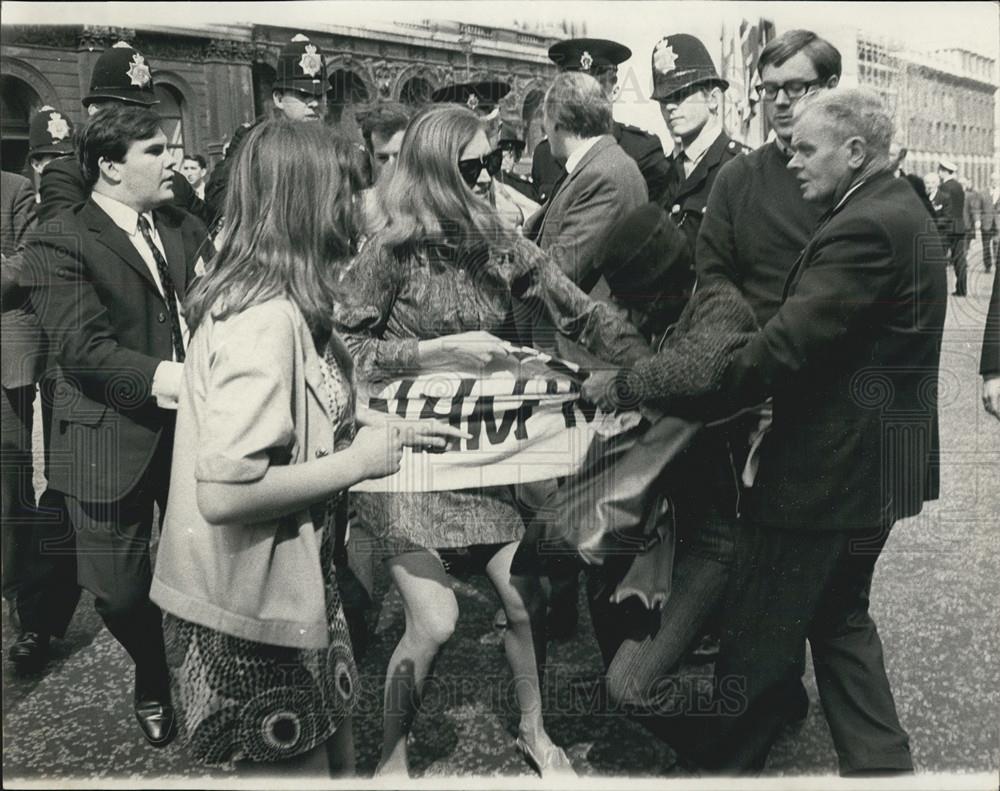 Press Photo Demonstration at Anzac Day Wreath laying ceremony at Cenotaph - Historic Images