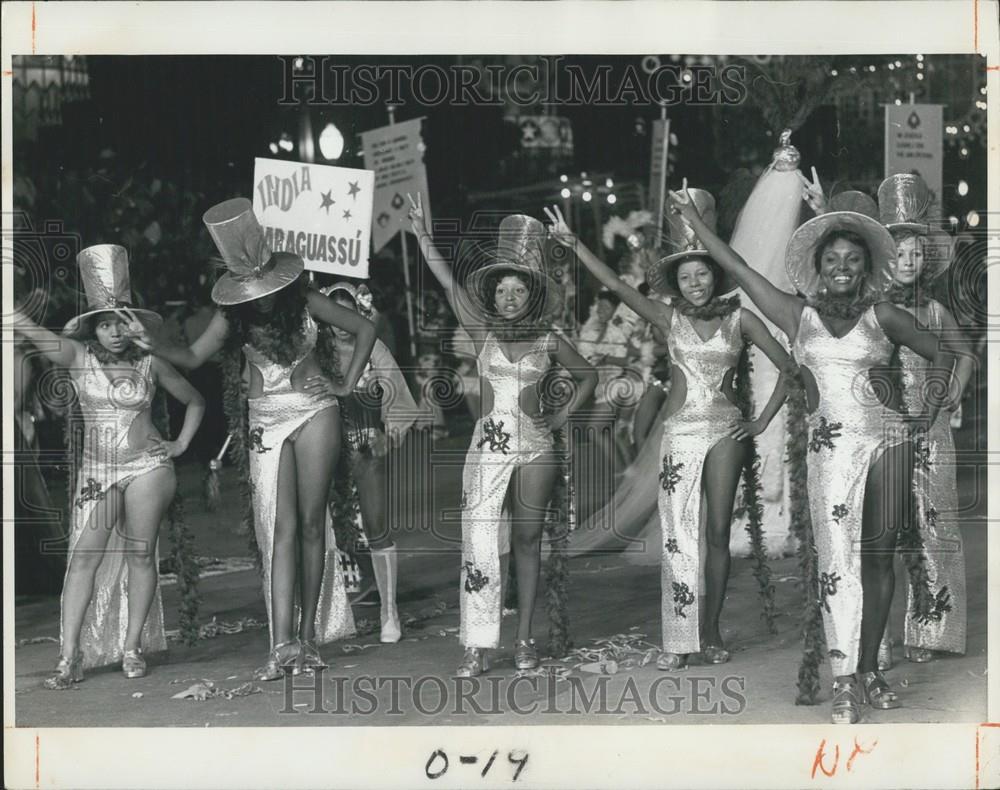 Press Photo Carnival In Rio De Janeiro Women Dancers - Historic Images