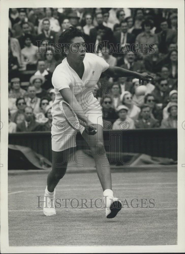 1958 Press Photo 2nd Day Wimbledon Champs Althea Gibson Vs M.B. HELLYER - Historic Images