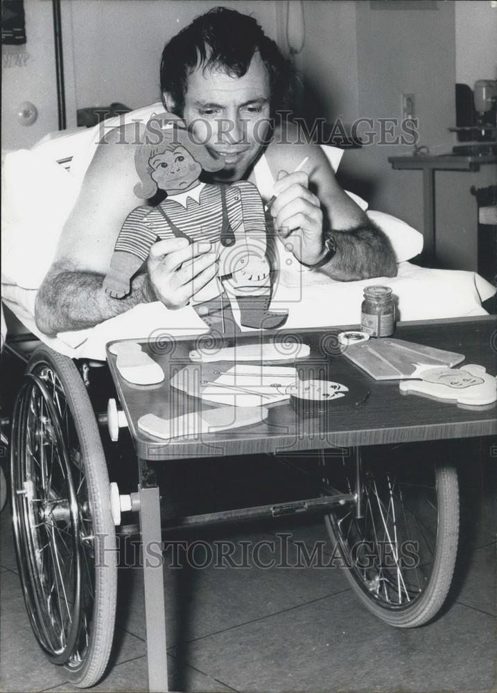 1970 Press Photo German injured in hospital make toys - Historic Images