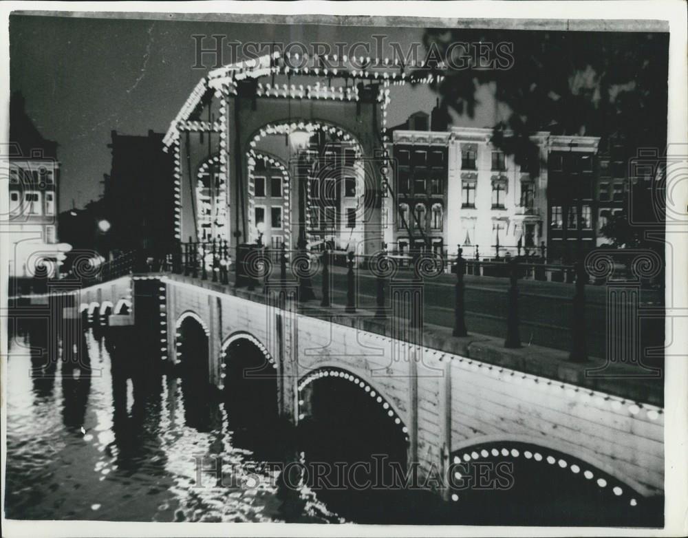 1962 Press Photo Tourist season has brought out the bulbs in Amsterdam - Historic Images