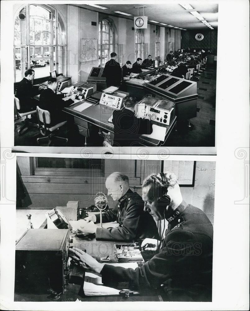 1964 Press Photo Metropolitan Policemen In New Headquarters - Historic Images