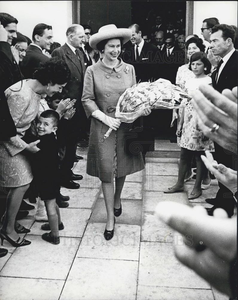 1967 Press Photo Qn Elizabeth Inspecting Site Of New Univ Malta at Tal-Qroq - Historic Images