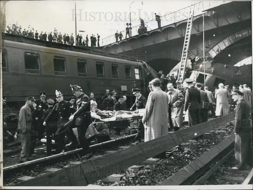 1952 Press Photo Express Train From Luebeck To Hamburg Derails In Accident - Historic Images