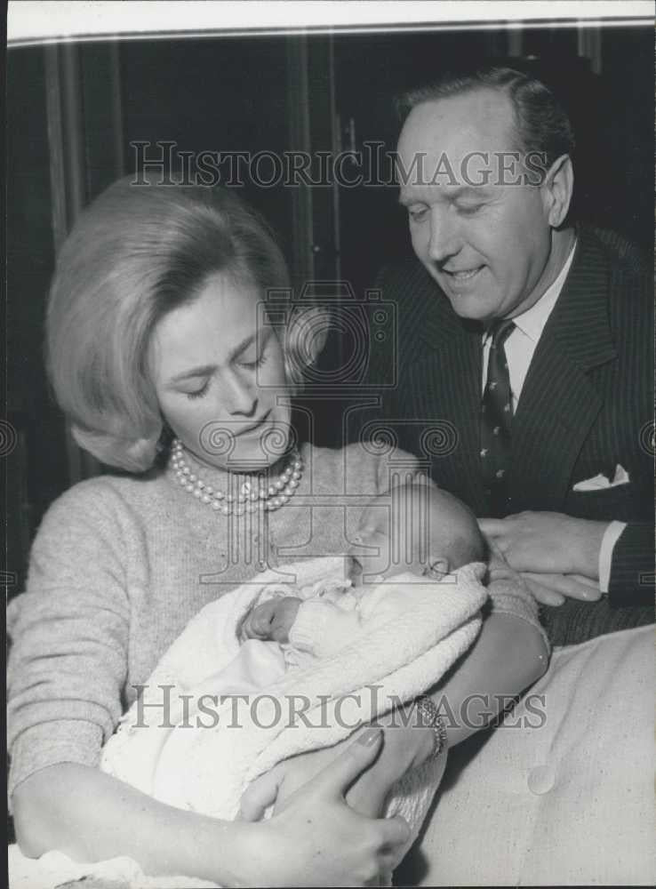 1963 Press Photo Baby For the New Mrs Michael Parker with His Wife - Historic Images