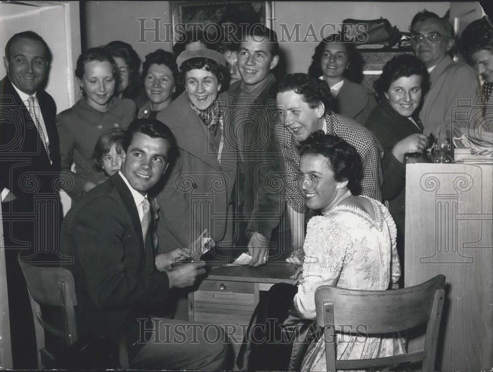 1956 Press Photo Oasi Reichert and Toni Sailer in Munich - Historic Images