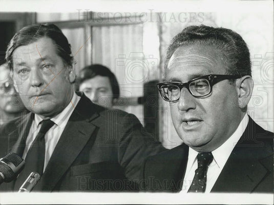 1976 Press Photo Secretary State Kissinger Visiting London Press Conference - Historic Images