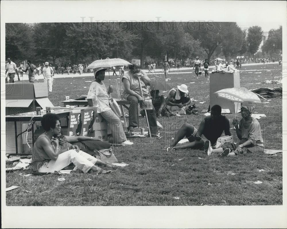 Press Photo Marchers take a rest break on the mall - Historic Images