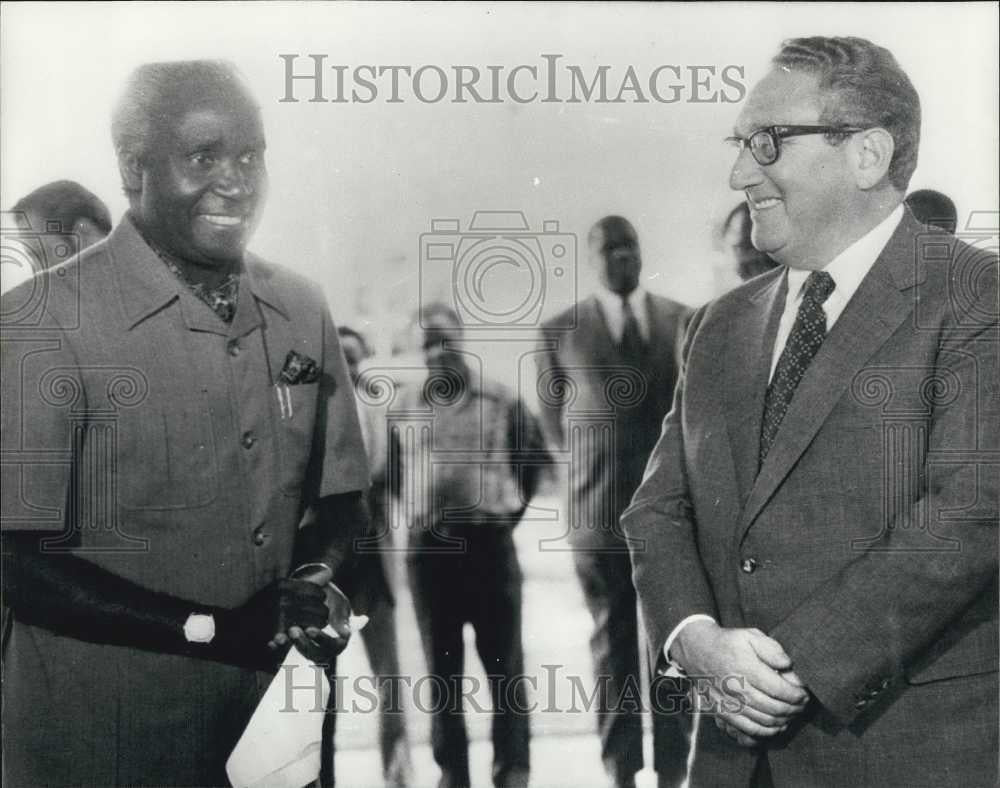 1976 Press Photo Dr. Kissinger Meets President Kaunda of Zambia - Historic Images