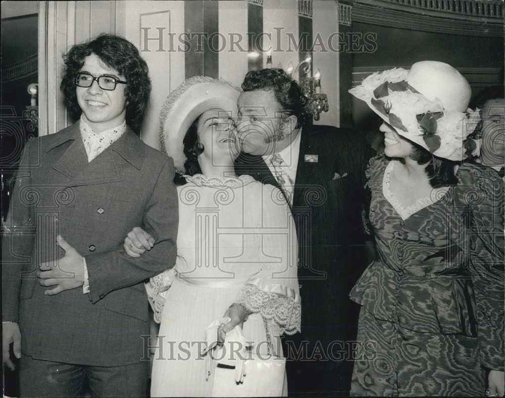 Press Photo Harry Secombe Comedian Kisses Wife Myra Daughter Jennifer Son Andrew - Historic Images