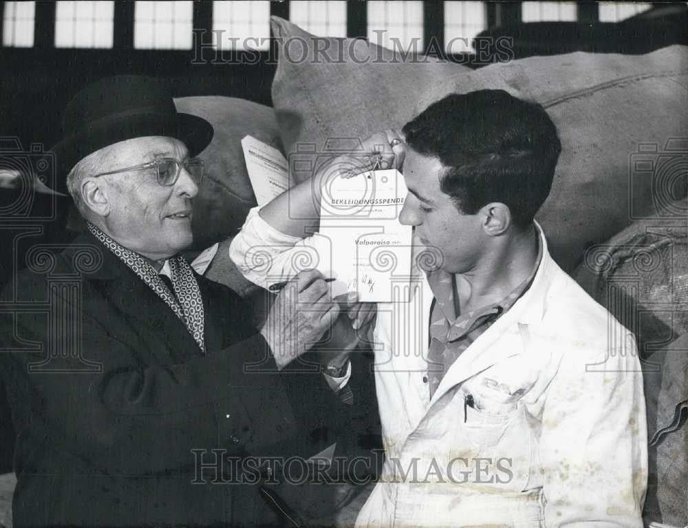 1960 Press Photo Consul General Chile Alberto Wiechmann Murphy Controls Transfer - Historic Images