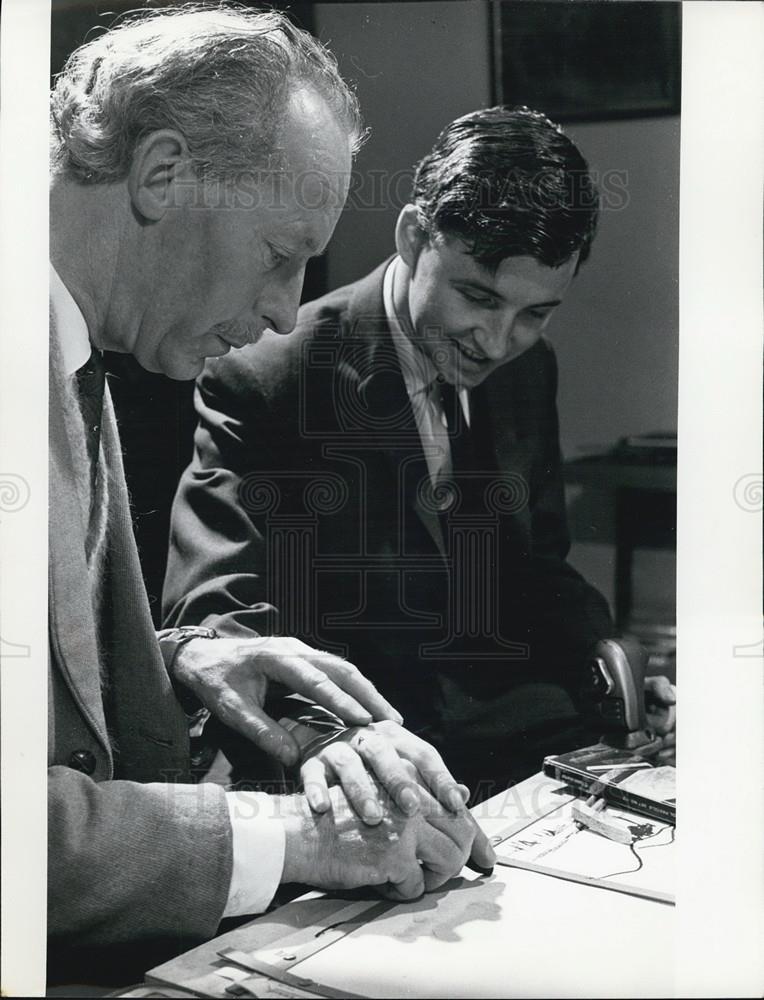 Press Photo Gordon Stent blind artist Stent with pupil Christopher Buchan. - Historic Images