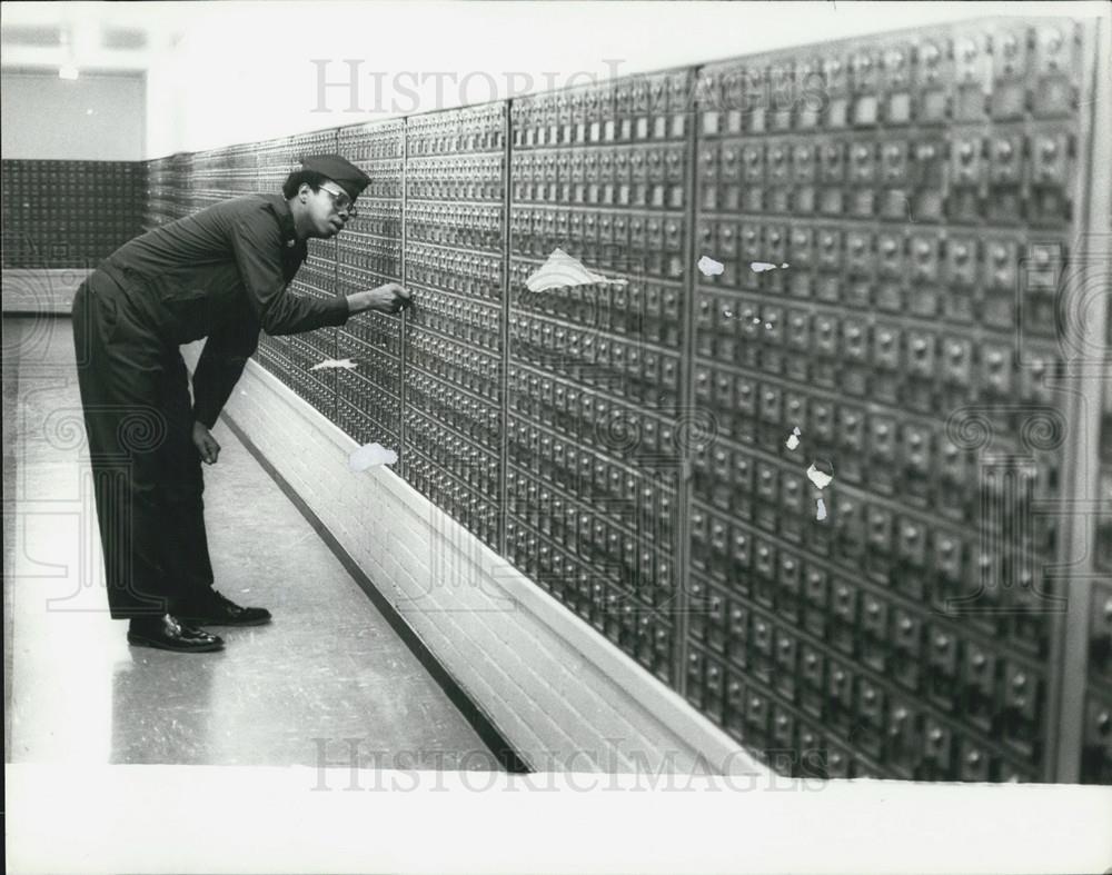 Press Photo USAF service member opens his locker in the mail room. - Historic Images