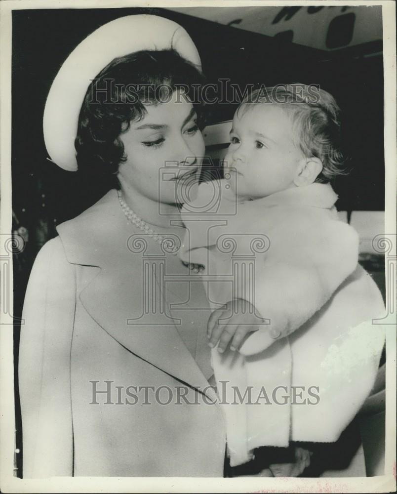 1958 Press Photo Gina Lollobrigida Holds Son Milko At Airport - Historic Images