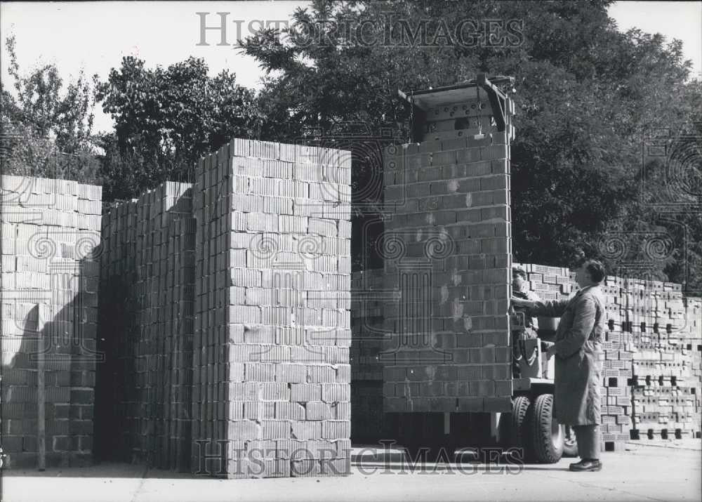 1964 Press Photo Prefabricated Brick Walls, Frankfurt, Germany - Historic Images