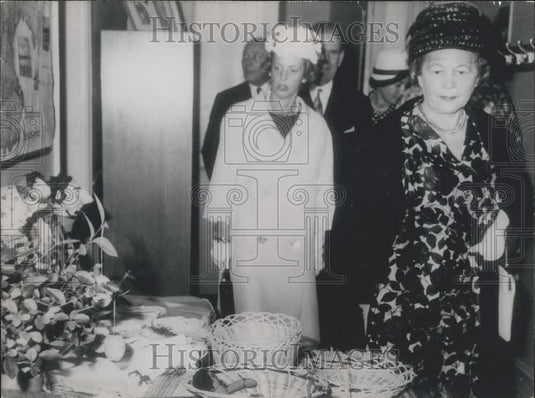 1961 Press Photo Frau Luebke & Mrs Nrentano Visits German School At Neuilly - Historic Images