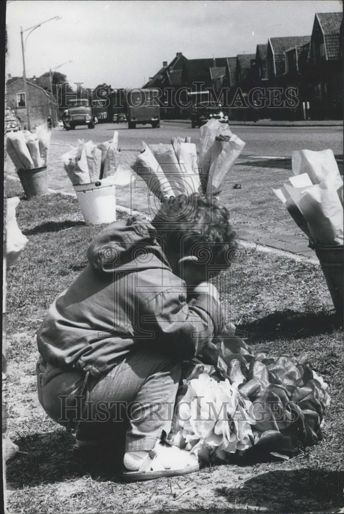 1962 Press Photo Hillegom Village Child Sells Flowers On Street-Netherlands - Historic Images