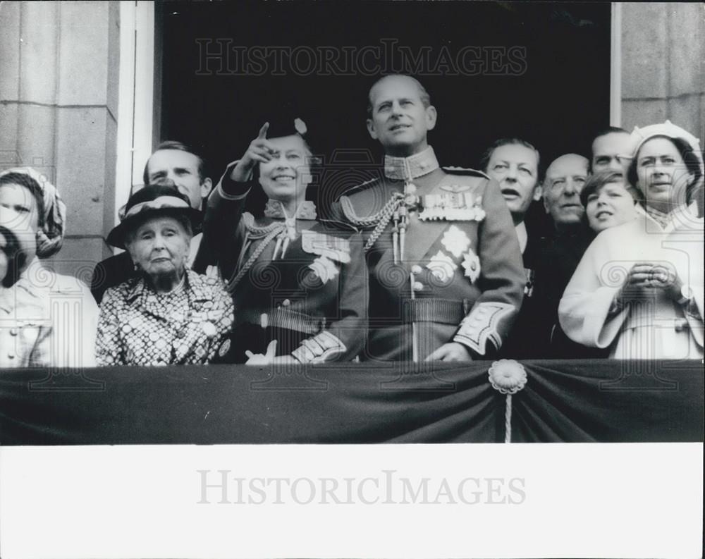 1979 Press Photo  The Queen &amp; Royal Family at Horse Guards Parade - Historic Images