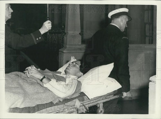 1957 Press Photo Sir Laurence Olivier's son is injured in car cras - Historic Images
