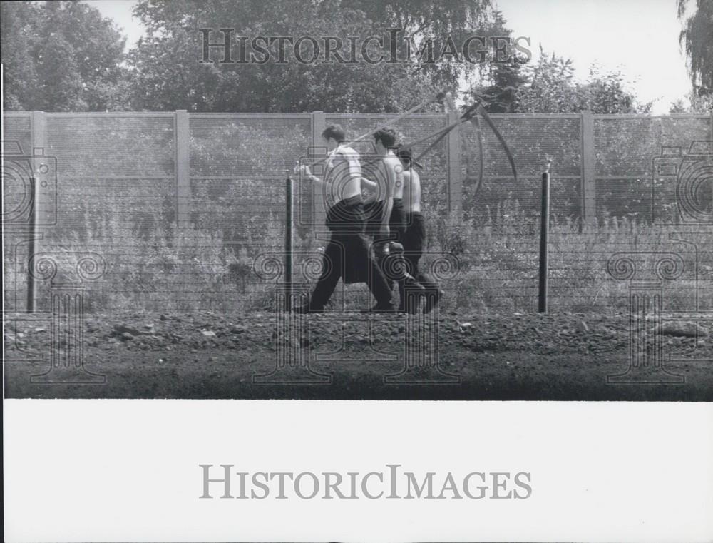 1973 Press Photo Working Platoons of East- Germany (GDR) Burning Weeds On Border - Historic Images