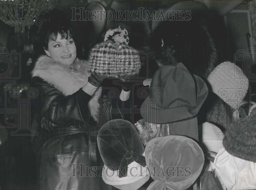 Press Photo Christmas Shopping for Movie Star Yvonne Furneaux - Historic Images