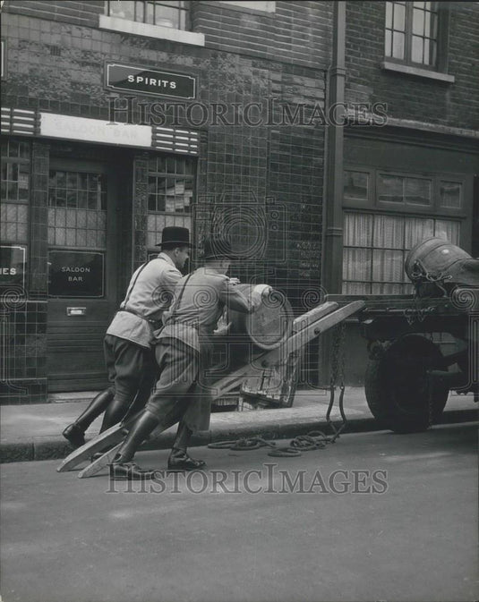 Press Photo Charles Strickland and Charles Gibbons in the coronation procession - Historic Images