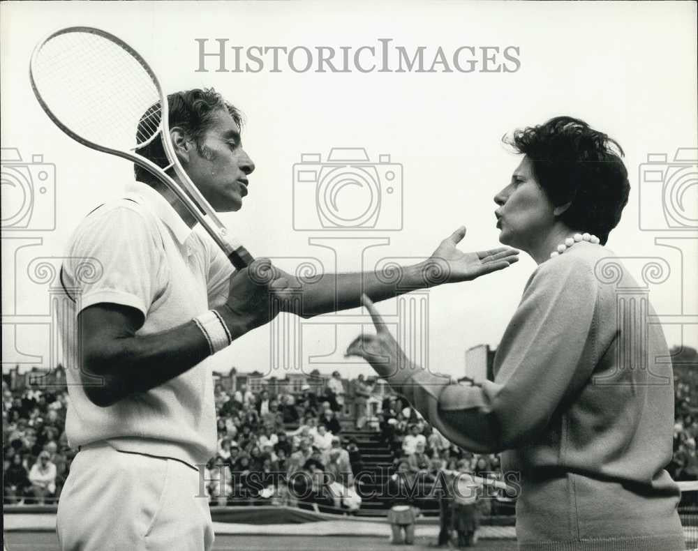 1972 Press Photo Gonzales walks off the court during his match with Paish - Historic Images