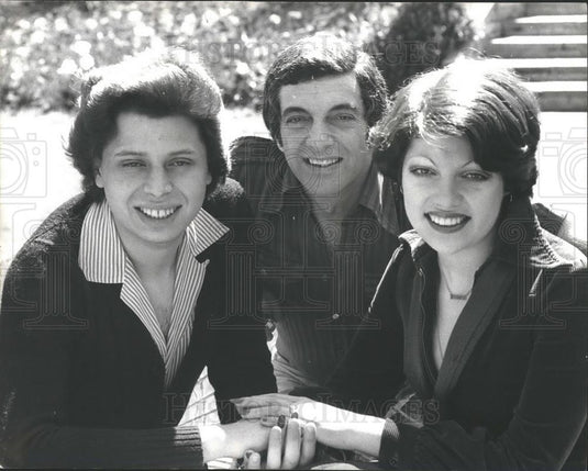 1975 Press Photo Singer Frankie Vaughan, Daughter Susan And  Paul Sassienie - Historic Images