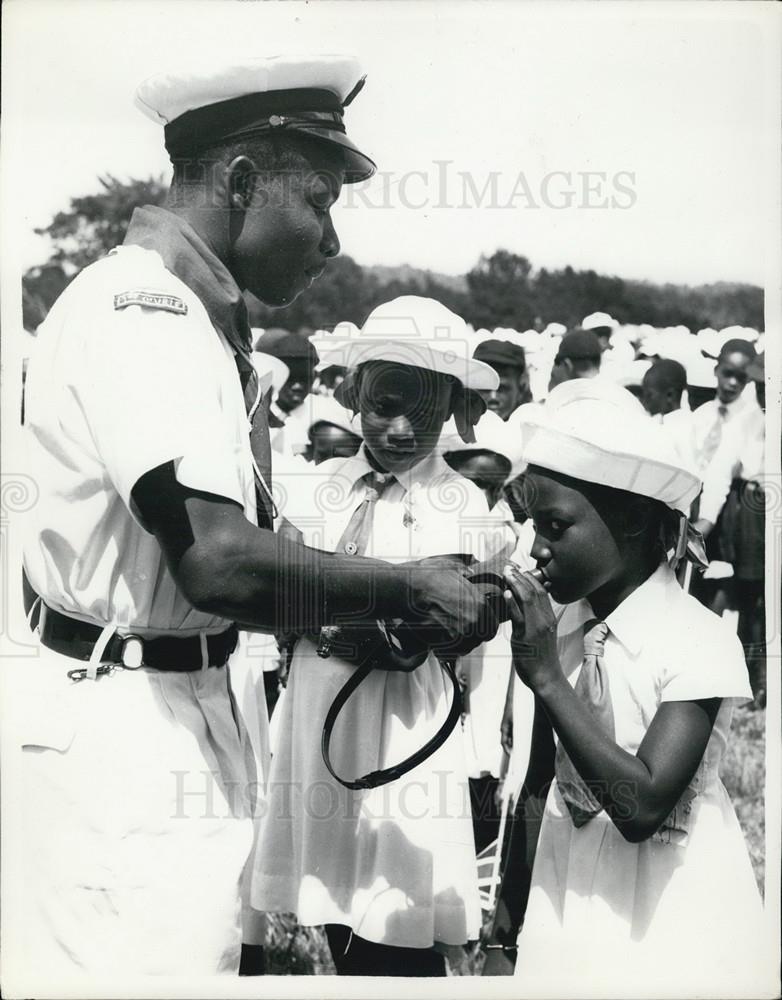 1955 Press Photo Princess Margaret Visits Tobago Onlookers Drink Water - Historic Images