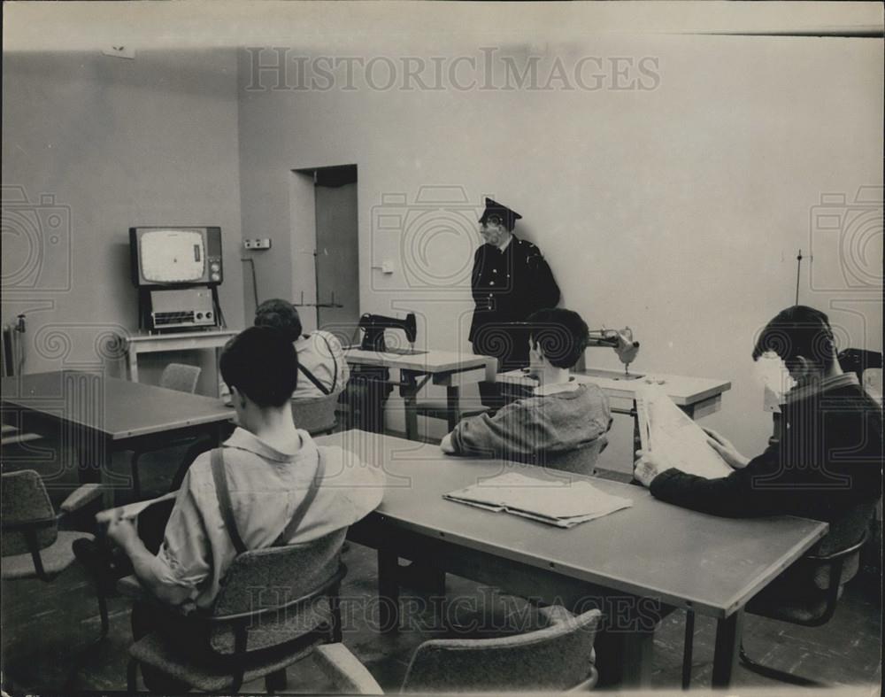 Press Photo Prisoners Look At TV & Read Daily Papers At Parkhurst Prison - Historic Images