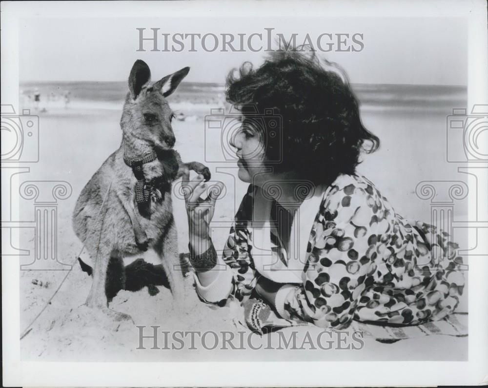 Press Photo Emmy Dennis Meets Joey at Surfer&#39;s Paradise Near Brisbane - Historic Images