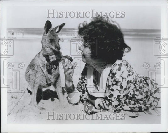 Press Photo Emmy Dennis Meets Joey at Surfer's Paradise Near Brisbane - Historic Images