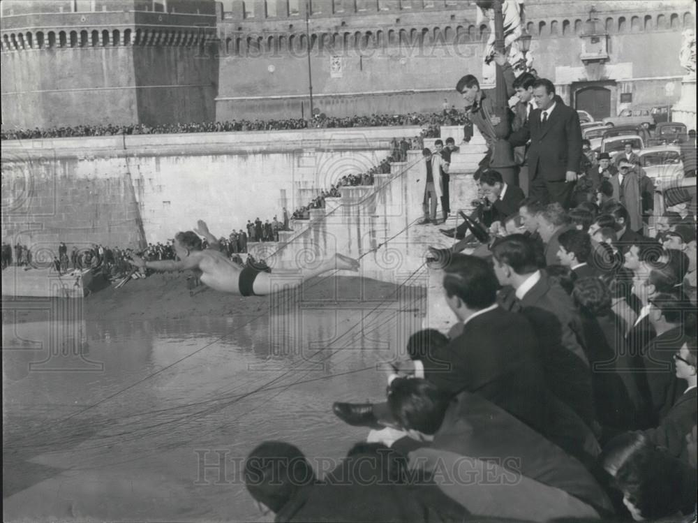 1965 Press Photo Fernando Pignatelli Welcomes New Year With Plunge Into Tiber - Historic Images