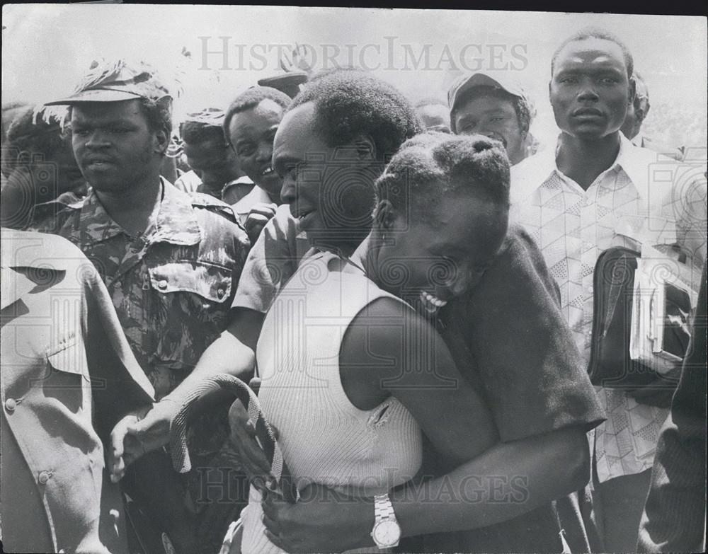 1980 Press Photo Dr Milton Obote being greeted by crowds of people at Ishaka - Historic Images