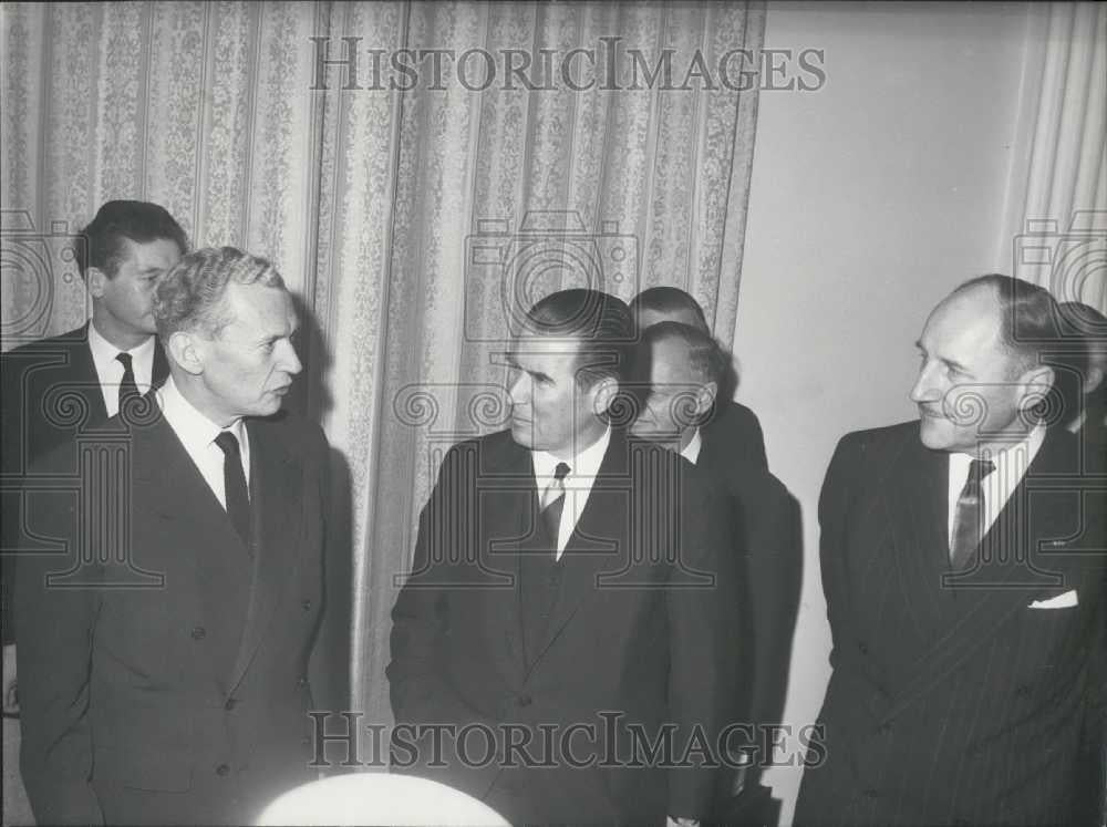 Press Photo Couve De Lurville (L) Pictured With Schroeder (C) and Luns - Historic Images