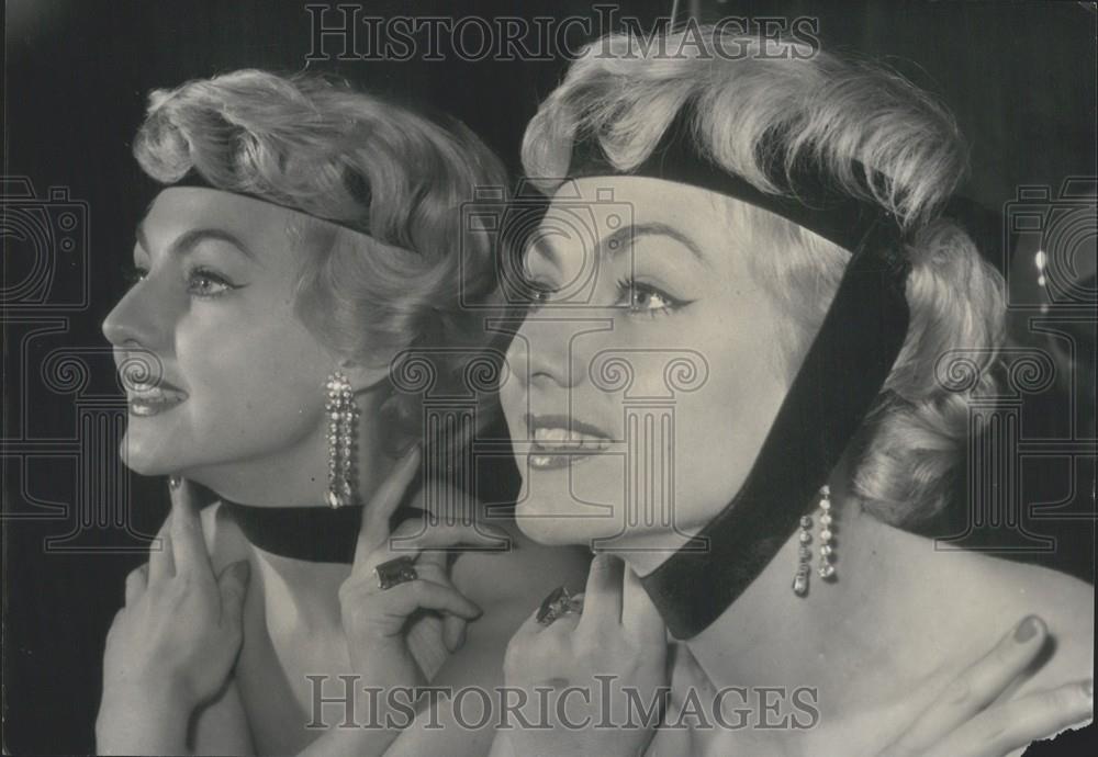 1958 Press Photo Jacqueline Bauer Models Hair Design Jean Simon Seagull&#39;s Flight - Historic Images