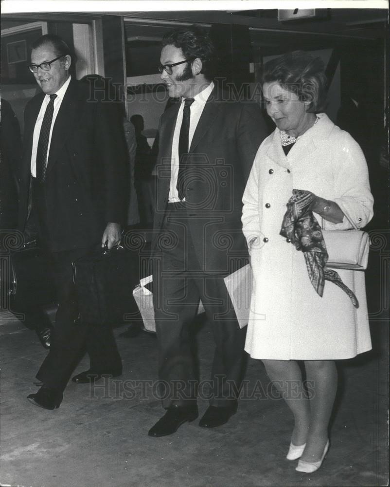 1969 Press Photo Tory Party Leader Reginal Maudling, Wife, London Airport - Historic Images