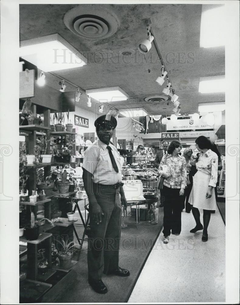 1975 Press Photo Shoppers in Takashimaya Japanese Department Store in Manhattan - Historic Images