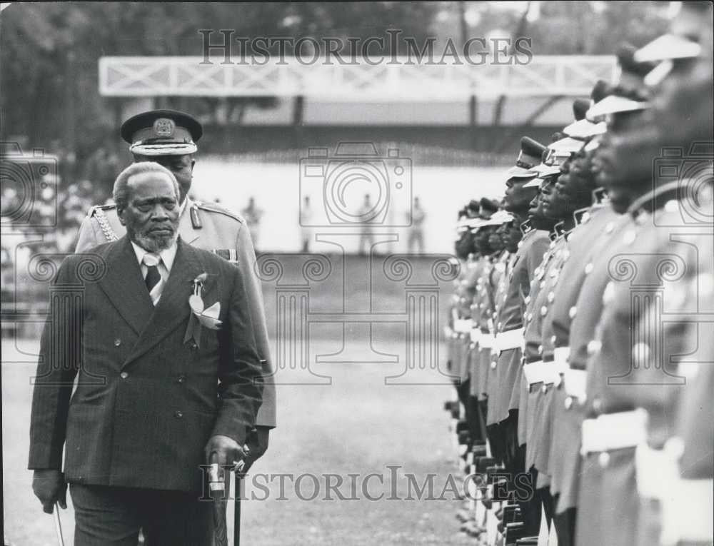 Press Photo President Kenyatta inspects guard of honour in Nairobi - Historic Images