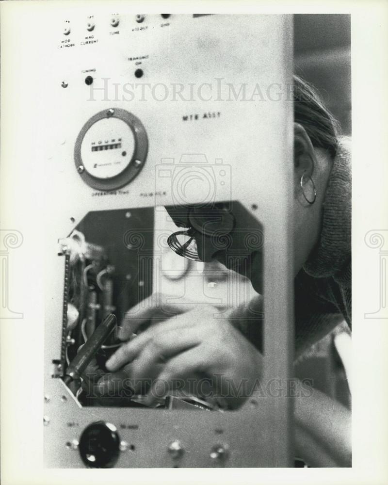 Press Photo Raytheon Marine Company Tech Works- Radar Transmitter Housing - Historic Images