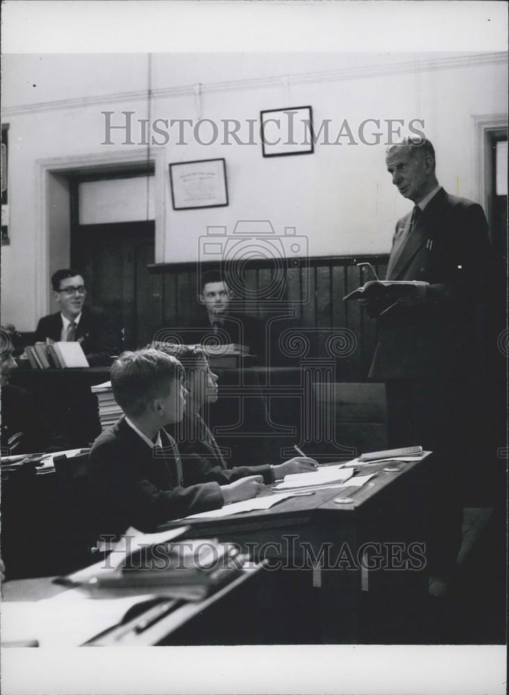 Press Photo Mr. Gardiner Teaching Class - Historic Images