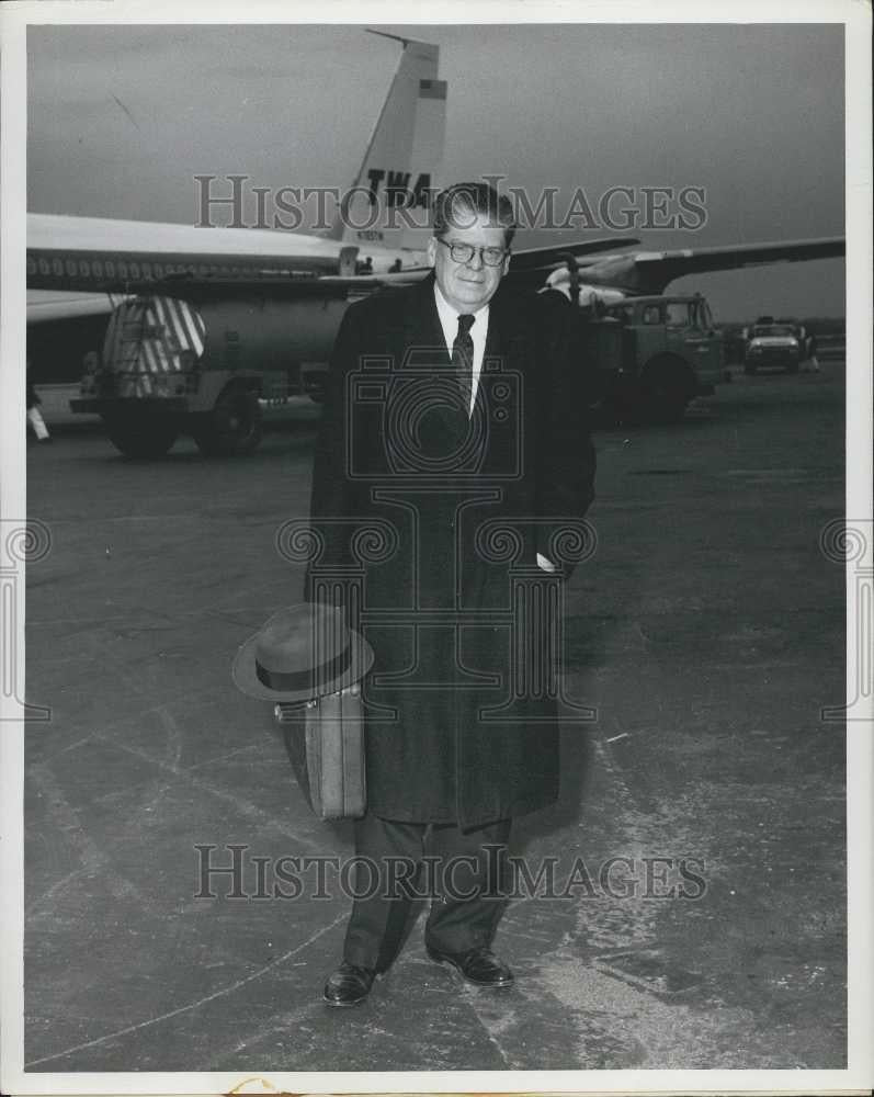 Press Photo James P Mitchell Secy Of Labor AT TWA In New York Airport - Historic Images