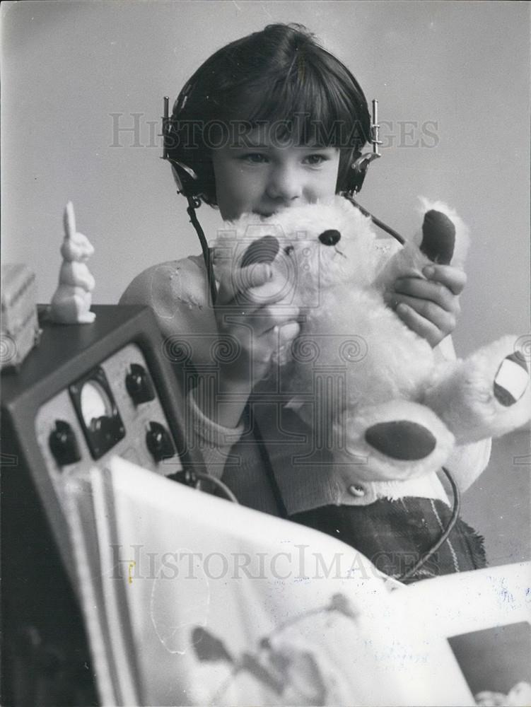 Press Photo Girl Holding Up Teddy Bear After Learning Phrase Speech Class - Historic Images