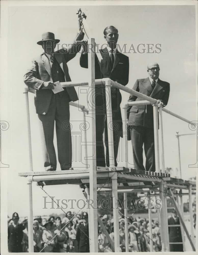 1954 Press Photo Duke Edinburgh Starting Royal Trotting Meeting Addington - Historic Images