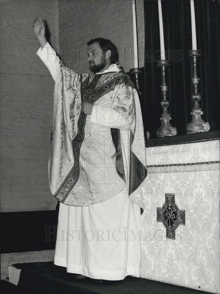 1971 Press Photo Sergeant Barry Wright After Priest Ordination At Church - Historic Images