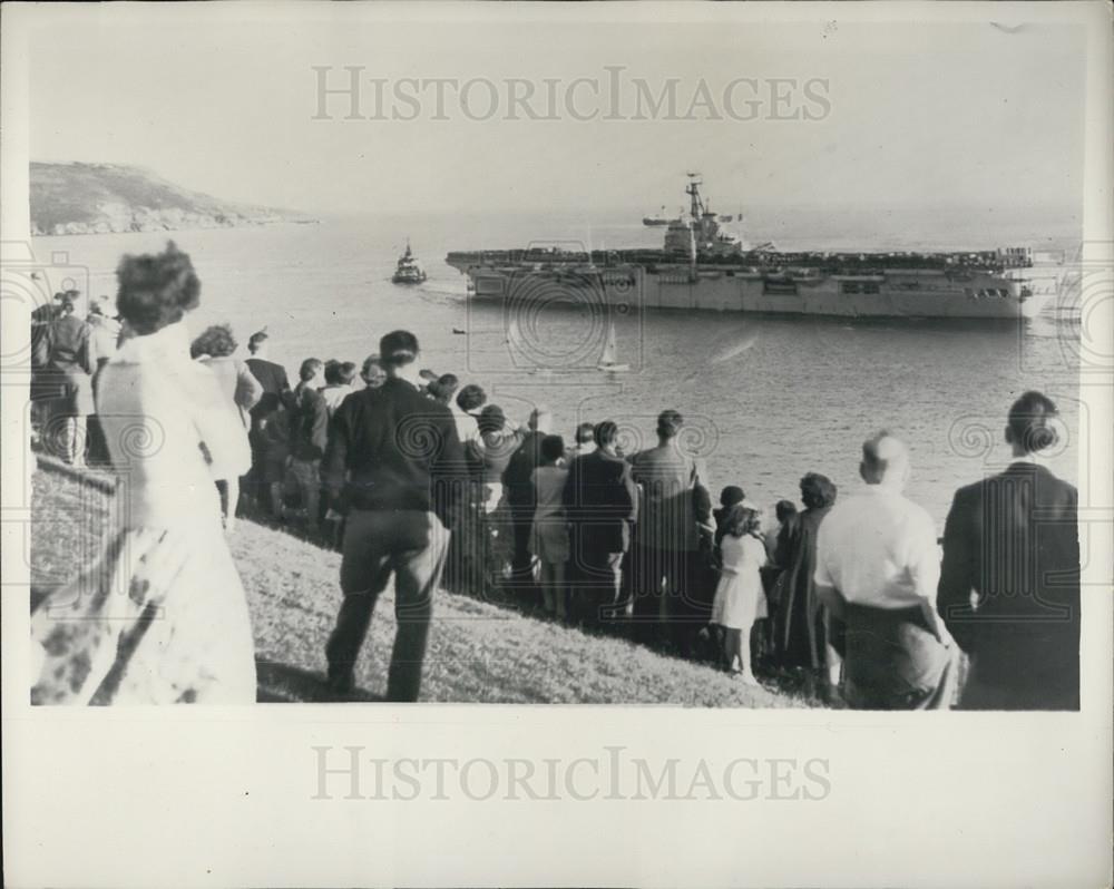 1956 Press Photo troops leave for the Suez Canal Crisis area H.M.S. ocean at Ply - Historic Images